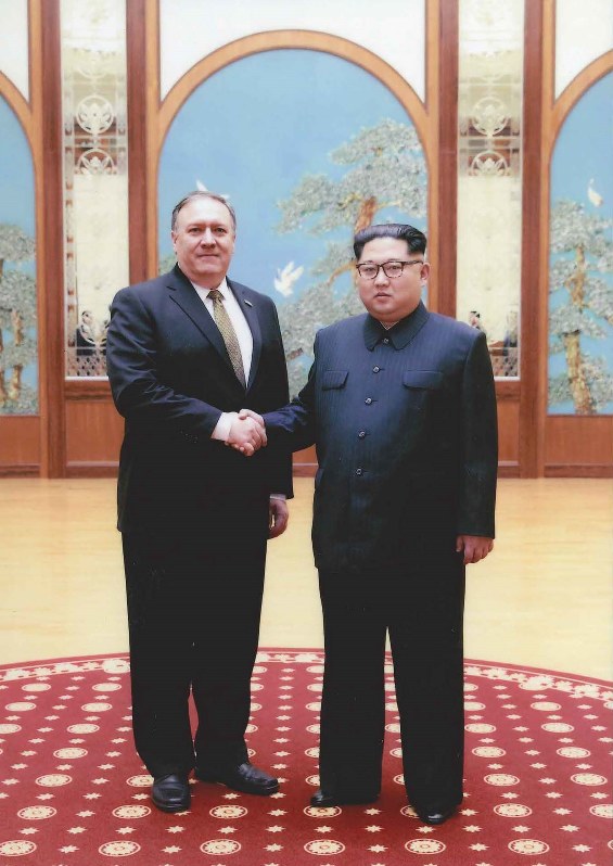 北朝鮮を極秘訪問し、金正恩朝鮮労働党委員長(右)と握手を交わすポンペオ米中央情報局(CIA)長官(当時)=ホワイトハウス提供