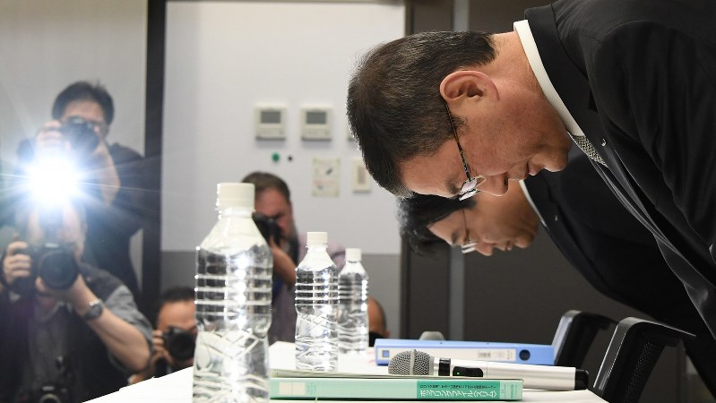 記者会見冒頭で頭を下げるスバルの吉永泰之社長=2018年4月27日、根岸基弘撮影