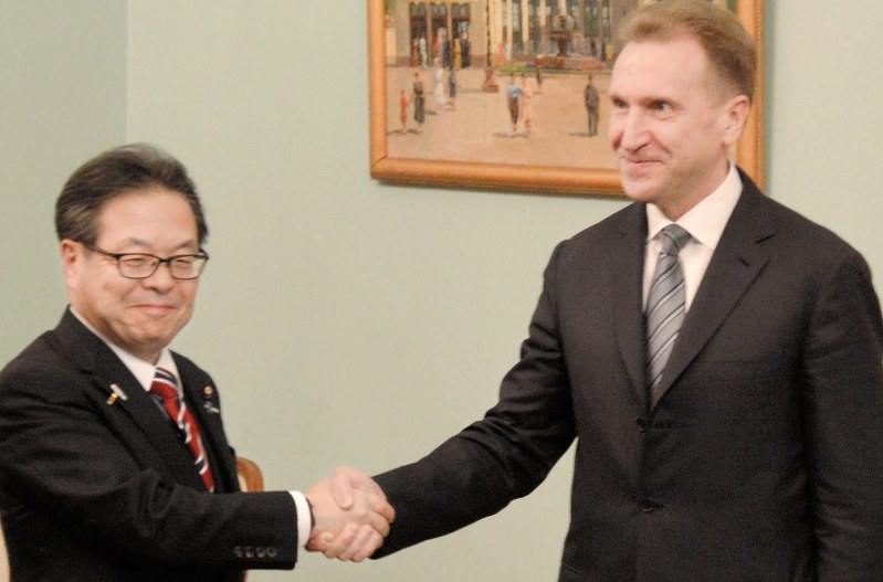 会談冒頭に握手する世耕弘成経済産業相(左)とロシアのシュワロフ第1副首相=モスクワのロシア首相府で2018年4月28日、大前仁撮影