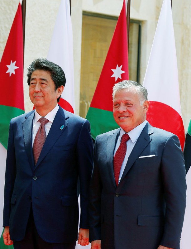 ヨルダンの王宮府で会談した安倍晋三首相(左)とアブドラ国王=ロイター
