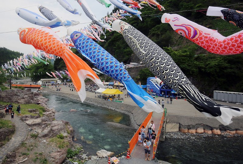 こいのぼり：800匹、大空を悠々と 群馬・神流 | 毎日新聞