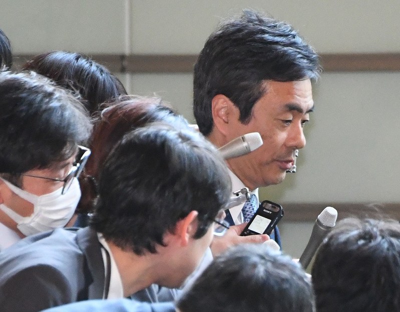 安倍晋三首相との会合を終えて首相官邸を出る元首相秘書官の柳瀬唯夫・経済産業審議官=2018年4月16日、川田雅浩撮影