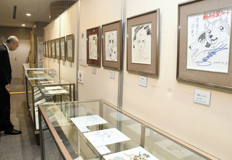 東京：手塚治虫、赤塚不二夫…漫画家の直筆色紙ずらり展示 | 毎日新聞