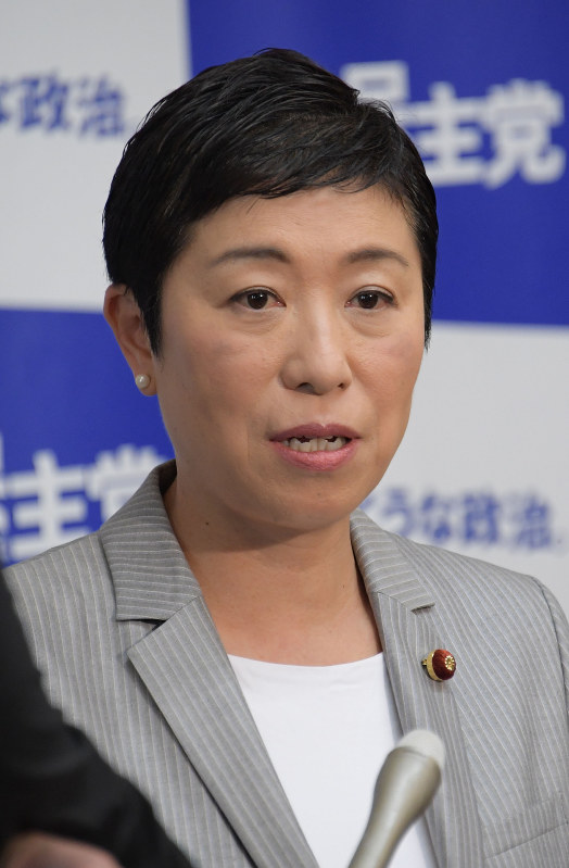 記者団の質問に答える立憲民主党の辻元清美国対委員長=国会内で2018年5月2日午前10時39分、川田雅浩撮影