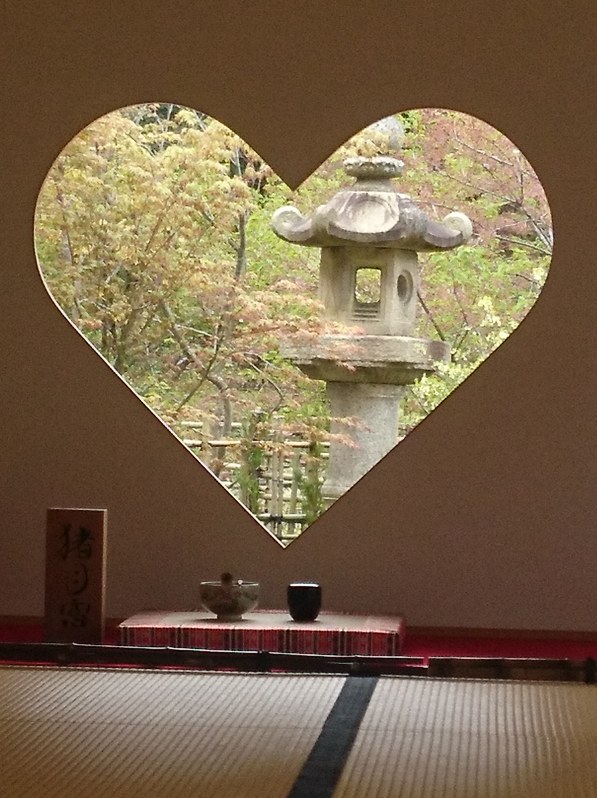京都 正寿院 ハート形の窓 インスタ映え 参拝客激増 毎日新聞
