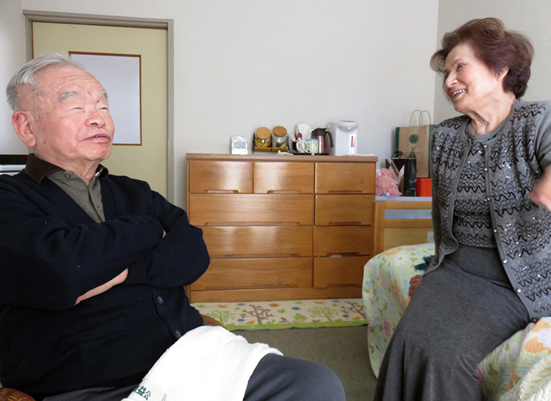 「私一人でしゃべってる?」「うーん」=兵庫県洲本市の「五色園」で、三角真理撮影