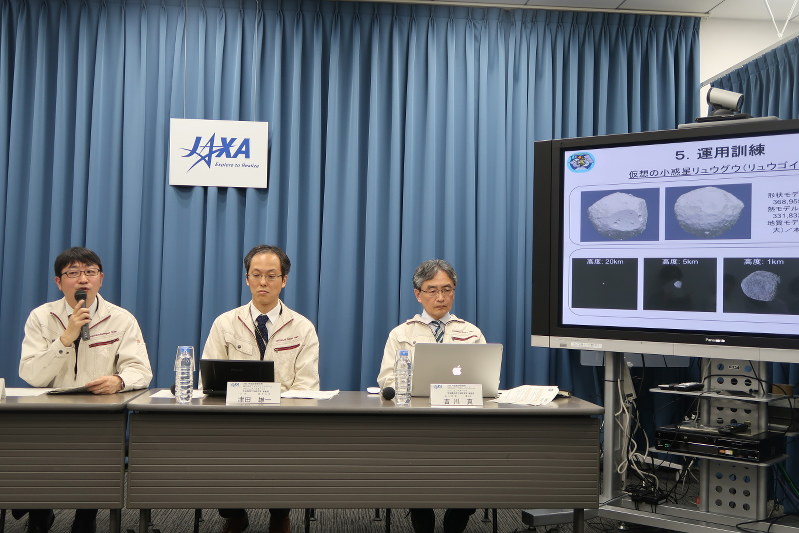 小惑星探査機はやぶさ2の運用訓練についてスライドを示しながら説明する佐伯孝尚はやぶさ2プロジェクトエンジニア=東京都千代田区の宇宙航空研究開発機構で2018年4月19日、永山悦子撮影