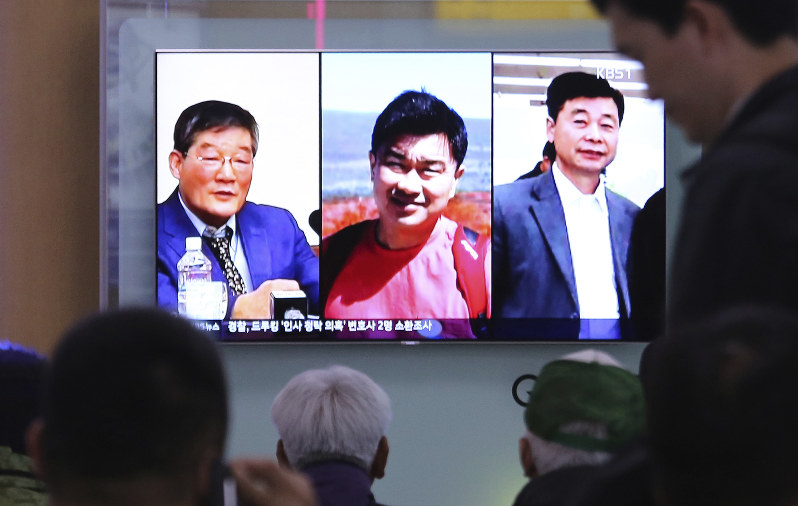 北朝鮮に拘束されている米国人の(左から)ドンチョル・キム氏、サンドク・キム氏、ハクソン・キム氏を映す街頭テレビ。近く3人が解放されるとの観測が高まっている=ソウルで3日、AP