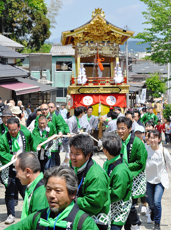 助っ人のボランティアも加わって日吉神社に宮入りした大溝祭の曳山=滋賀県高島市勝野で、塚原和俊撮影