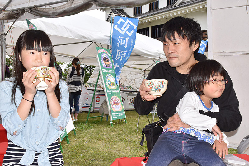 春の大茶会 お城で茶席 武家気分 環境大生らがお点前 河原城 鳥取 毎日新聞 春の大茶会 お城で茶席 武家気分 環境大生らがお点前 河原城 鳥取 毎日新聞