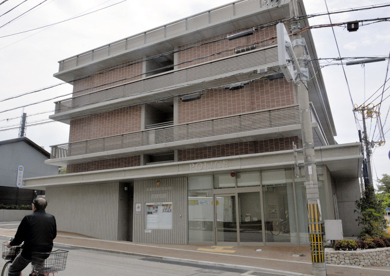 増築された京都女子大の学生寮の1階部分に入った東山署渋谷交番=京都市東山区上馬町で