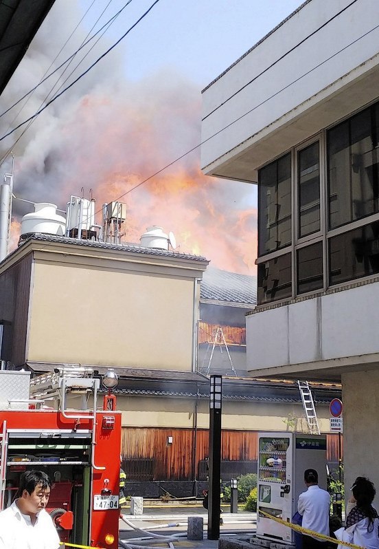 炎を上げて燃える旅館「べにや」の建物=福井県あわら市で2018年5月5日午後1時20分、梶川誠撮影