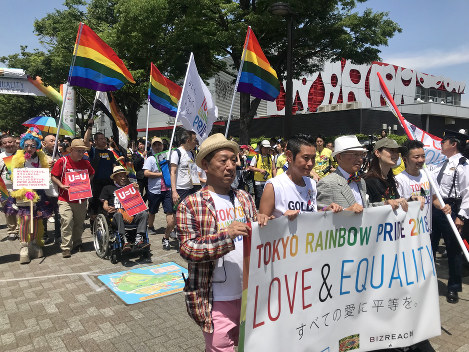 東京渋谷区の代々木公園周辺で行われた東京レインボープライド２０１８のパレード＝２０１８年５月６日、中嶋真希撮影