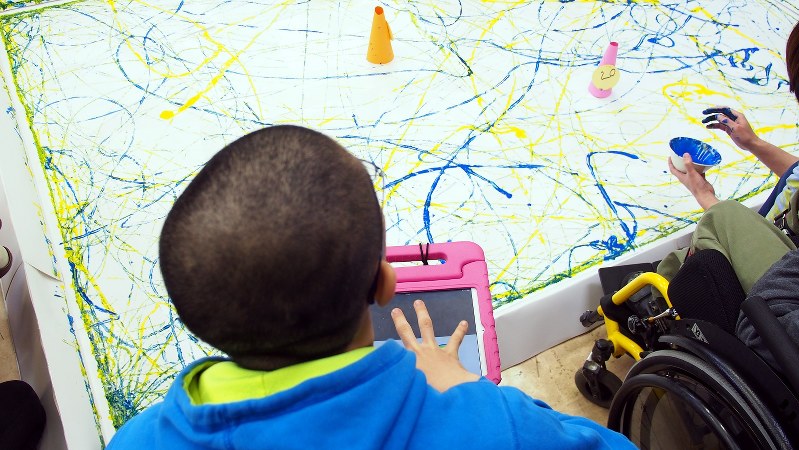 iPadでロボットを操作し体育祭のポスターの下絵を作成