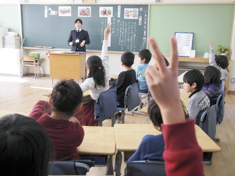 道徳の授業で先生の問いに答えようと手を挙げる子どもたち=東京都国分寺市の国分寺市立第五小学校で2月16日、金秀蓮撮影