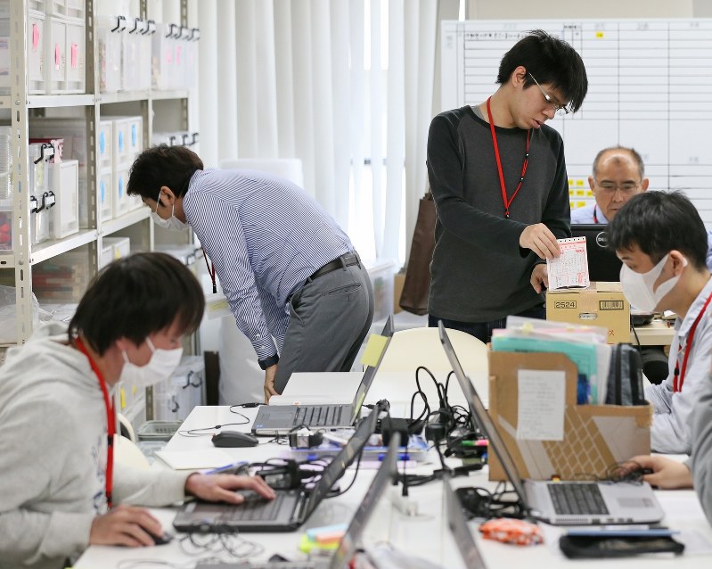 模擬職場で本のインターネット販売に関する訓練をする人たち=東京都千代田区で、佐々木順一撮影