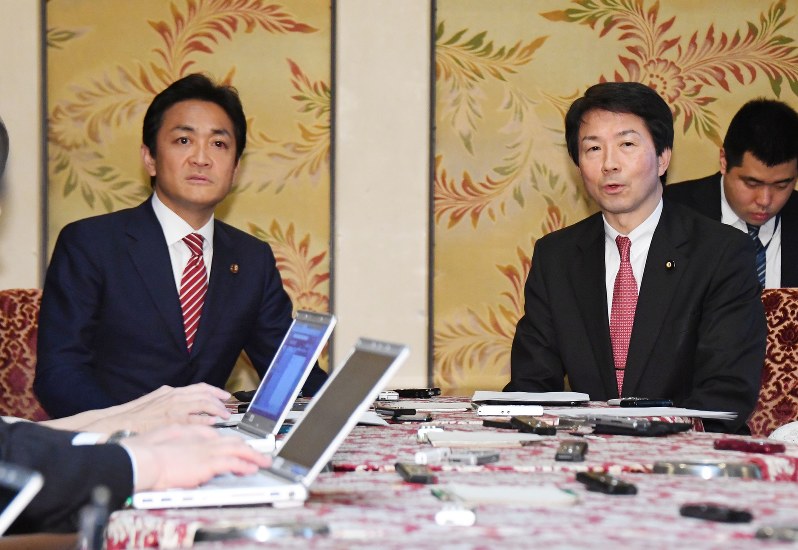 新党名「国民民主党」を発表する民進党の大塚耕平代表(右)と希望の党の玉木雄一郎代表=国会内で2018年4月24日