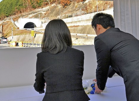 富士急ハイランド ド ドドンパ また逆走停止 タイヤがパンク 昨年7月 同様トラブル 山梨 毎日新聞 富士急ハイランド ド ドドンパ また逆走停止 タイヤがパンク 昨年7月 同様トラブル 山梨 毎日新聞