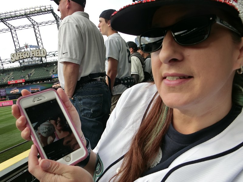 2014年の43歳の誕生日にイチローから贈られた「ハッピーバースデー」と書かれたサインボールの写真を示すエイミー・フランツさん=米シアトルで2018年5月5日、長野宏美撮影