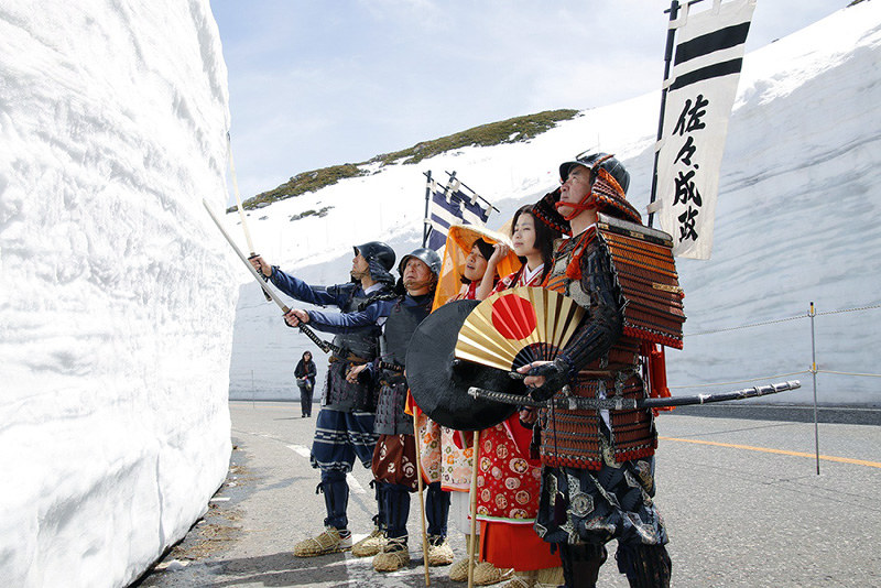 雪の大谷で行われた2017年のイベント=佐々成政武者行列実行委員会提供