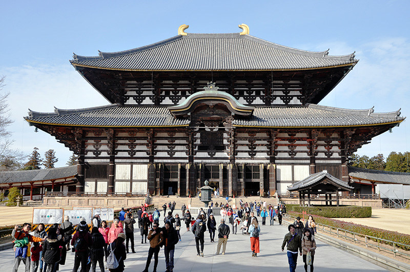 拝観料が100円値上げされた東大寺の大仏殿。外国人観光客の姿も目立つ=奈良市で、花澤茂人撮影