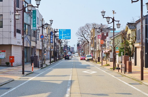電鉄黒部駅前の通り。この道を直進するとK-TOWNのある黒部駅に達する