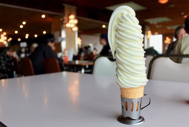 「マルカンビル大食堂」の名物である高さ25センチの10段ソフトクリーム=筆者提供