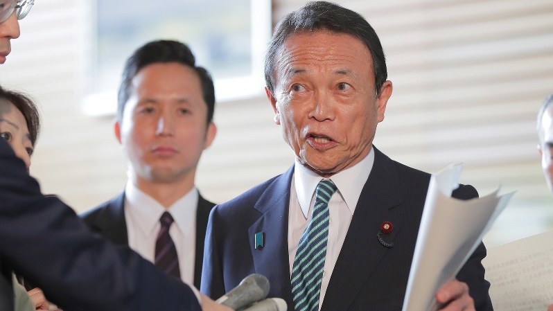 報道陣の質問に答える麻生太郎財務相=首相官邸で2018年4月27日、和田大典撮影