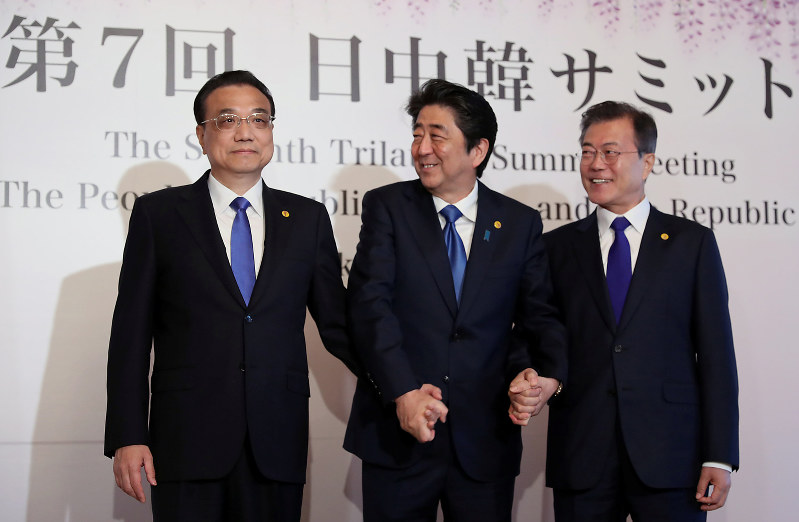 日中韓首脳会談の前に写真撮影に応じる(左から)李克強首相、安倍晋三首相、文在寅大統領=東京で2018年5月9日、ロイター