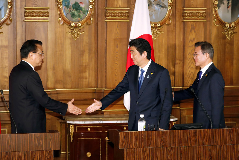 共同記者発表を終え、握手をする(左から)中国の李克強首相、安倍晋三首相、韓国の文在寅大統領=東京・元赤坂の迎賓館で9日(代表撮影)