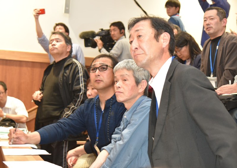 大川小訴訟の上告を巡り、臨時市議会の採決の瞬間を見守る原告の遺族ら=宮城県石巻市議会で8日午後6時28分、百武信幸撮影