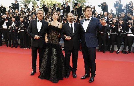 第７１回カンヌ国際映画祭が開幕し、レッドカーペットに立つ女優のペネロペ・クルスさん（左から２人目）ら＝カンヌで２０１８年５月８日、ロイター