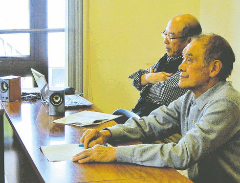 重巡洋艦「利根」元乗組員の体験談が記録されたテープを聴くセミナーの参加者=入善町入膳の町民会館で2018年4月29日、青山郁子撮影