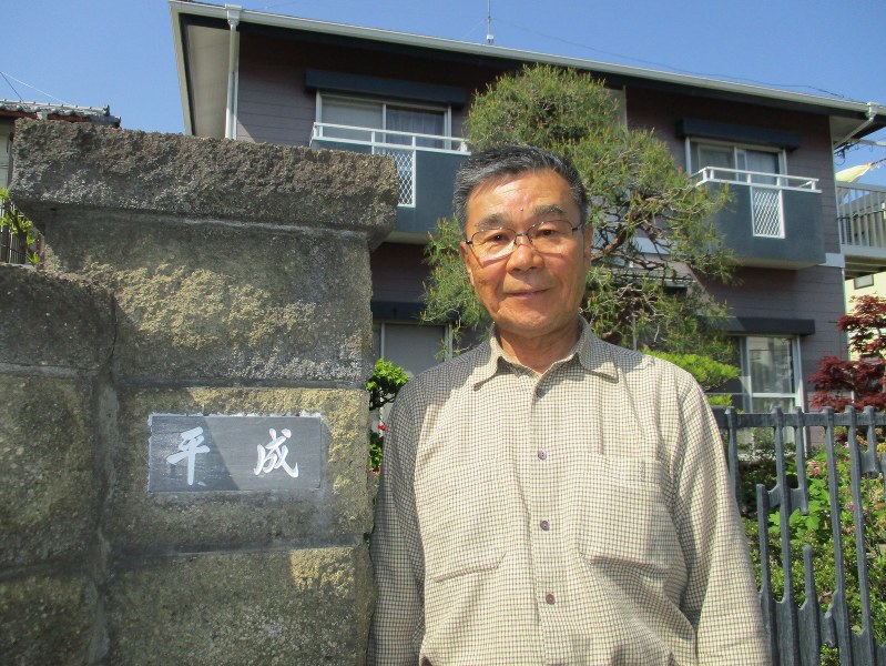 自宅前に立つ平成さん。マイホームに表札を付けたのは「昭和」のころだった=埼玉県鴻巣市で2018年4月、竹中拓実撮影