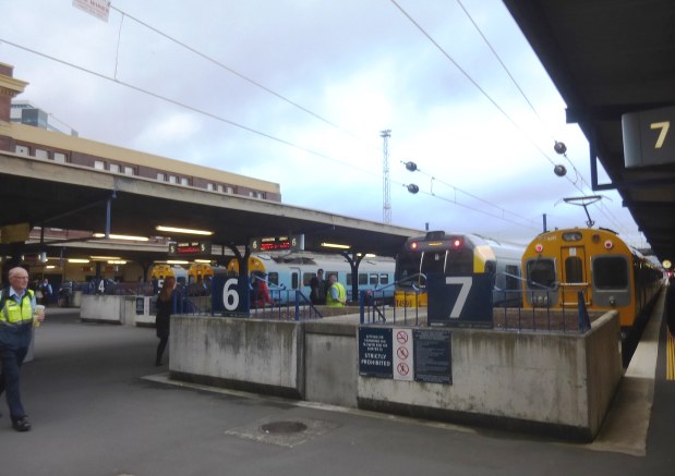 ウェリントン駅の16時台。北方向に行く通勤列車が次々と発車する