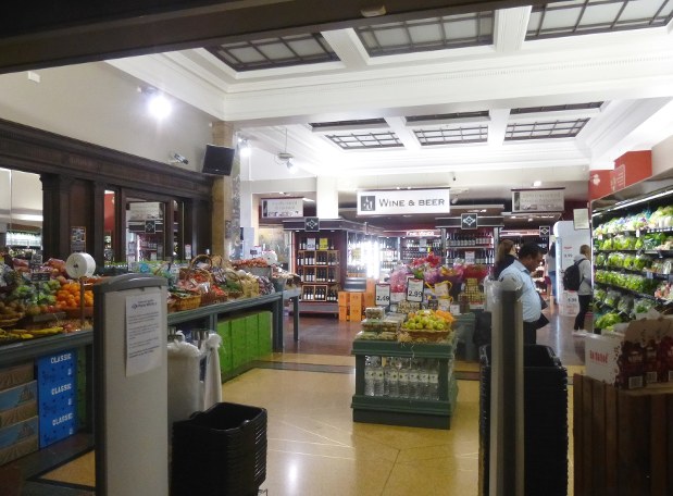 ウェリントン駅構内のミニスーパー。大型スーパーでも同じだったが野菜や果物の種類が意外に限られる
