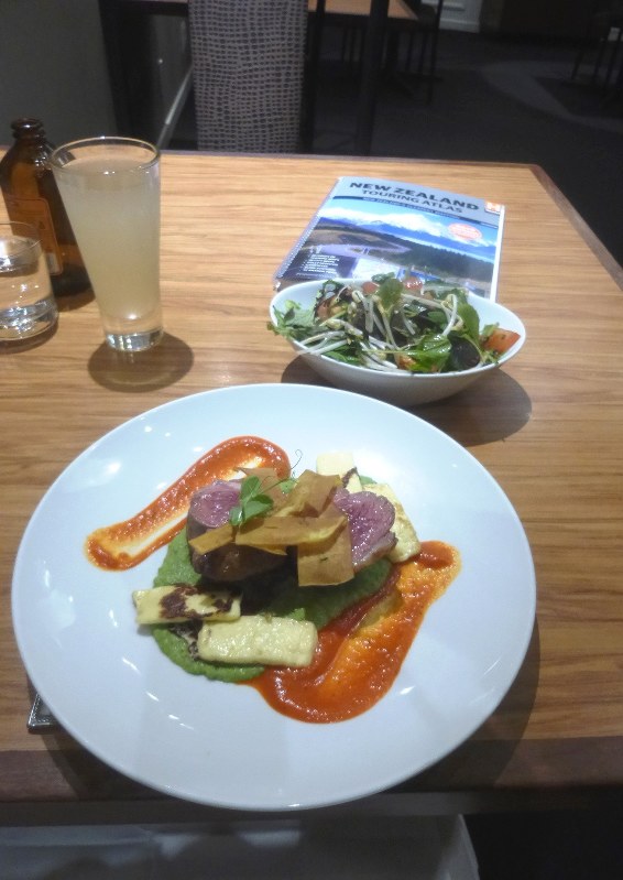 羊肉のグリルは軟らかくて滋味があり秀逸な出来栄え