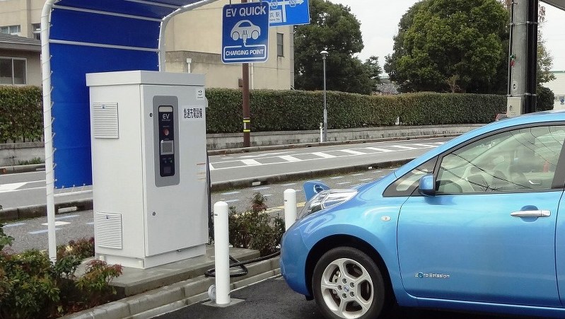 長浜市役所に設置された電気自動車用の急速充電器=2015年1月