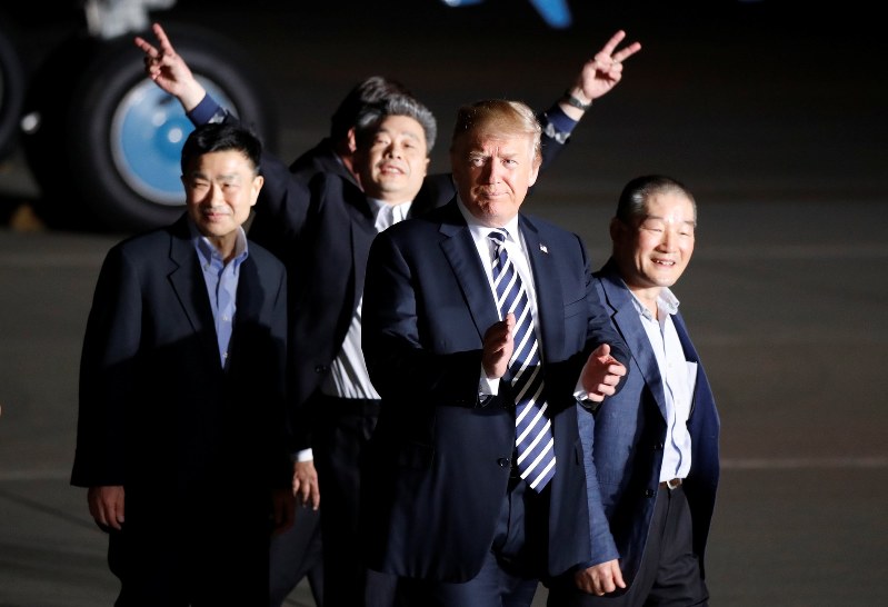 北朝鮮が解放した米国人3人と出迎えたトランプ米大統領(右から2人目)=ワシントン郊外のアンドルーズ空軍基地で2018年5月10日、ロイター