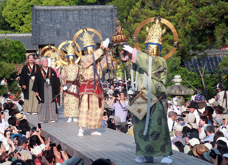 2016年の練供養会式の様子=奈良県葛城市の当麻寺で、藤原弘撮影