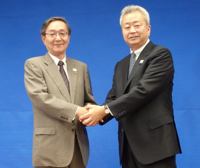 鵜浦博夫社長と握手する沢田純新社長(右)=東京都千代田区で2018年5月11日午後3時55分、森有正撮影