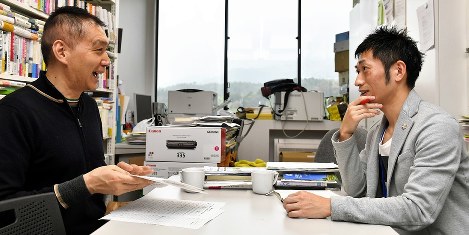 研究室で初めての講義の内容を振り返る眞野豊さん（右）と恩師の河口和也さん＝広島市安佐南区の広島修道大で２０１８年４月６日、徳野仁子撮影