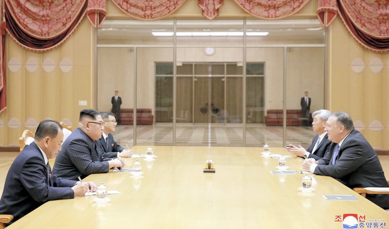 会談する北朝鮮の金正恩朝鮮労働党委員長(左から2人目)と米国のポンペオ国務長官(右端)=平壌で9日、朝鮮通信