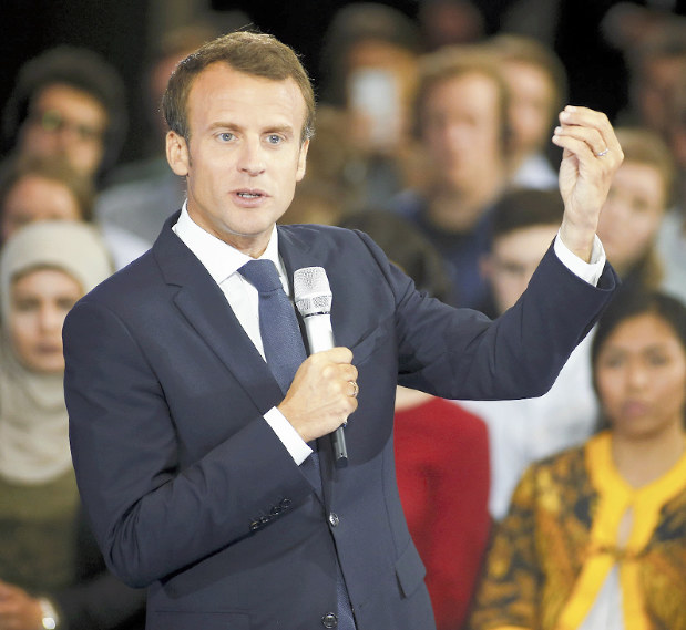 演説するフランスのマクロン大統領=独アーヘンで10日、ロイター