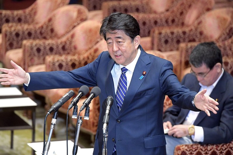 衆院予算委員会で学校法人「加計学園」による獣医学部新設を巡る柳瀬唯夫元首相秘書官の参考人質疑での発言などについて答弁する安倍晋三首相=国会内で2018年5月14日午前9時46分、川田雅浩撮影