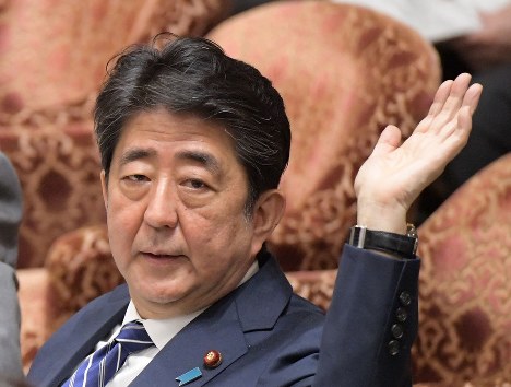 衆院予算委員会で学校法人「加計学園」による獣医学部新設を巡る「首相案件」と書かれた文書問題と柳瀬唯夫元首相秘書官（現経済産業審議官）の参考人質疑での発言について答えるため挙手する安倍晋三首相＝国会内で２０１８年５月１４日午前９時７分、川田雅浩撮影