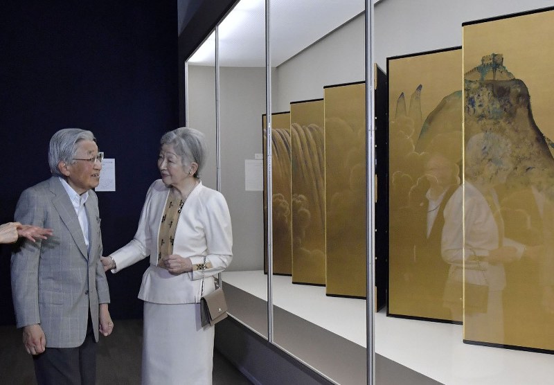 「生誕150年 横山大観展」を鑑賞される天皇、皇后両陛下=東京都千代田区の東京国立近代美術館で2018年5月13日午前9時53分、藤井達也撮影