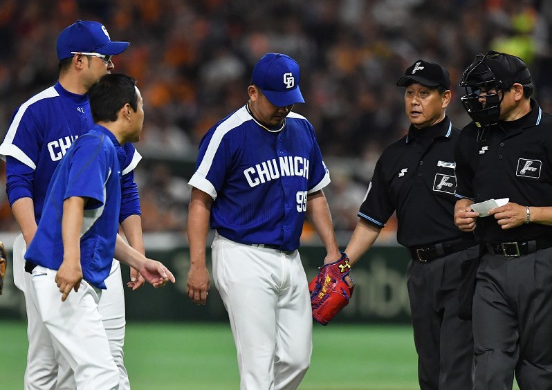 三回裏、マウンドを降りる中日の先発・松坂(中央)=東京ドームで2018年5月13日、渡部直樹撮影