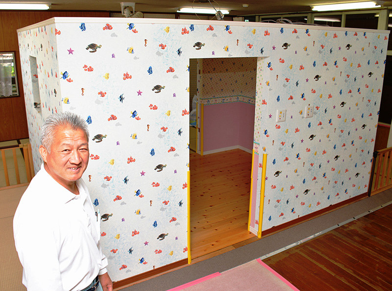 愛媛県産の杉材で耐震シェルターを開発した森松浩司さん=愛媛県今治市菊間町で、松倉展人撮影