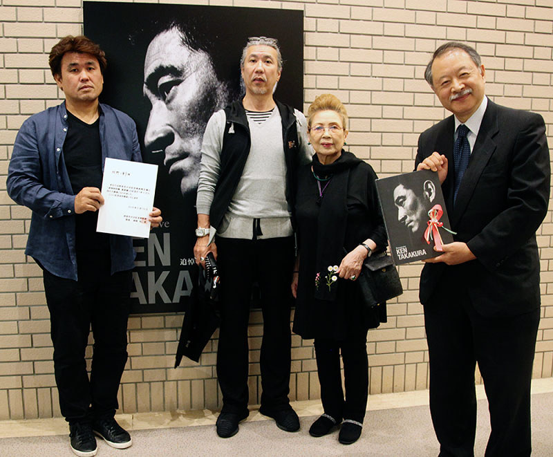 1万人目の入場者となり、越智館長(右端)から記念品を贈られた牧野八重子さんら=兵庫県西宮市の西宮市大谷記念美術館で、高尾具成撮影